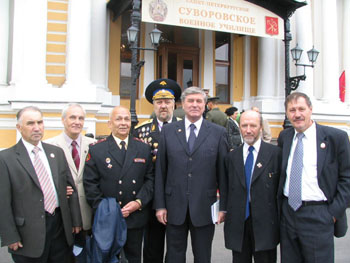Председатель Международной Ассоциации "Кадетское Братство" генерал-полковник Федор Кузьмин вместе с выпускниками-суворовцами
